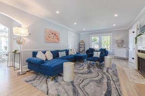 TV, offices - Riverside Court - Recenelty Uprgaded Pool Home by Gulfcoast Holiday Homes (Bradenton)