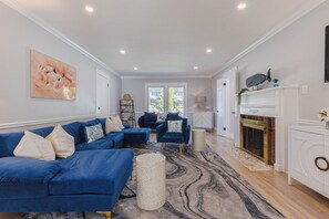 TV, offices - Riverside Court - Recenelty Uprgaded Pool Home by Gulfcoast Holiday Homes (Bradenton)