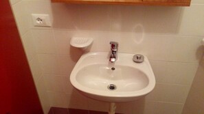 Haartrockner, Bidet, Handtücher, Seife