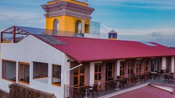 Vista frontal de la propiedad