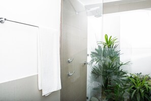 Quarto casal família | Banheiro | Chuveiro, chuveiro com efeito de chuva, produtos de toalete grátis 