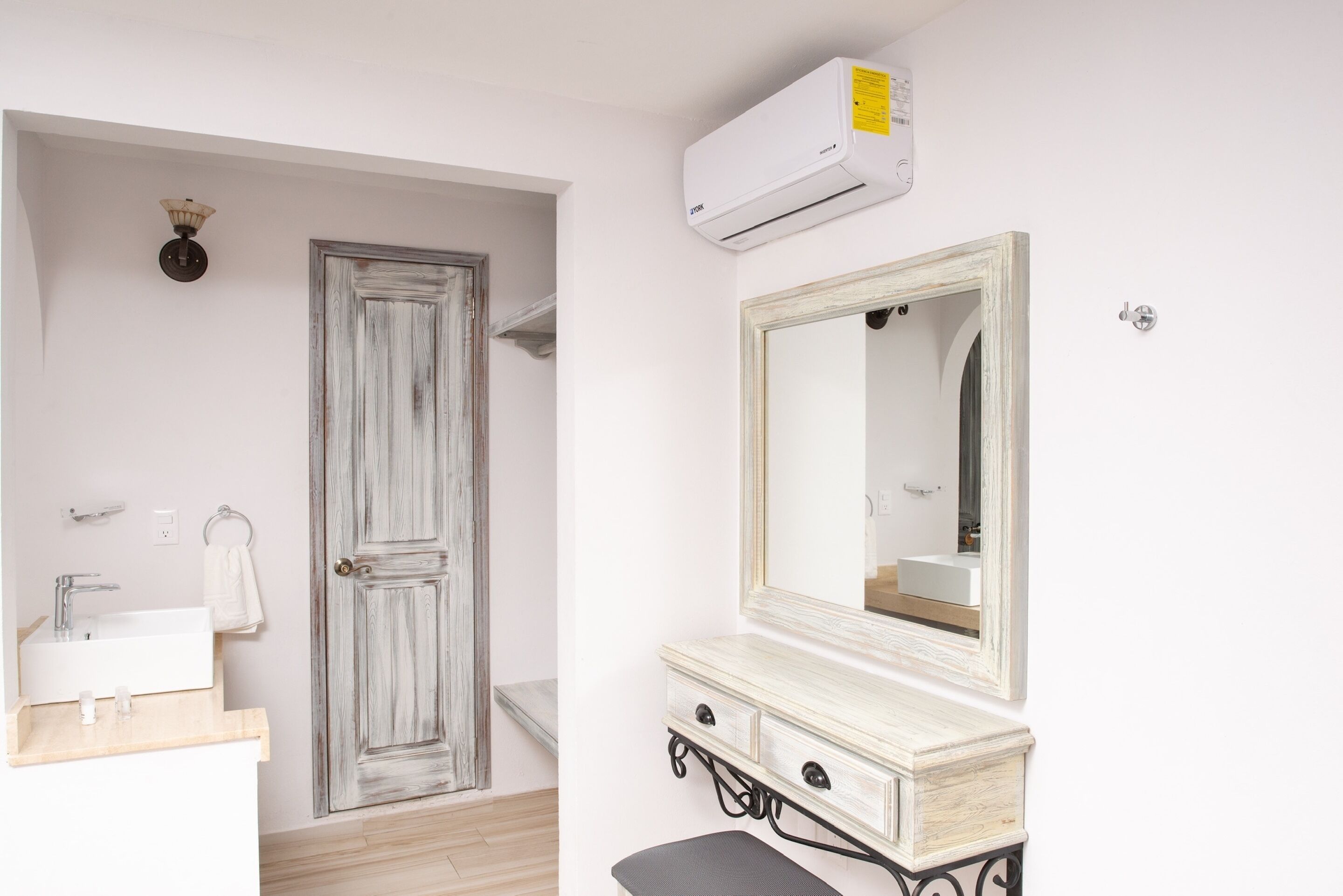 Comfort-huone | Kylpyhuone | Suihku, sadesuihkupää, ilmaiset hygieniatuotteet, hiustenkuivaaja