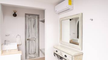 Comfort Room | Bathroom | Shower, rainfall showerhead, free toiletries, hair dryer