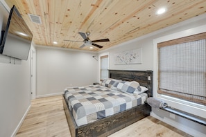6 bedrooms, Internet, bed sheets - Riverfront 'Caddo Shack' Home w/ Views & Fire Pit (Glenwood)