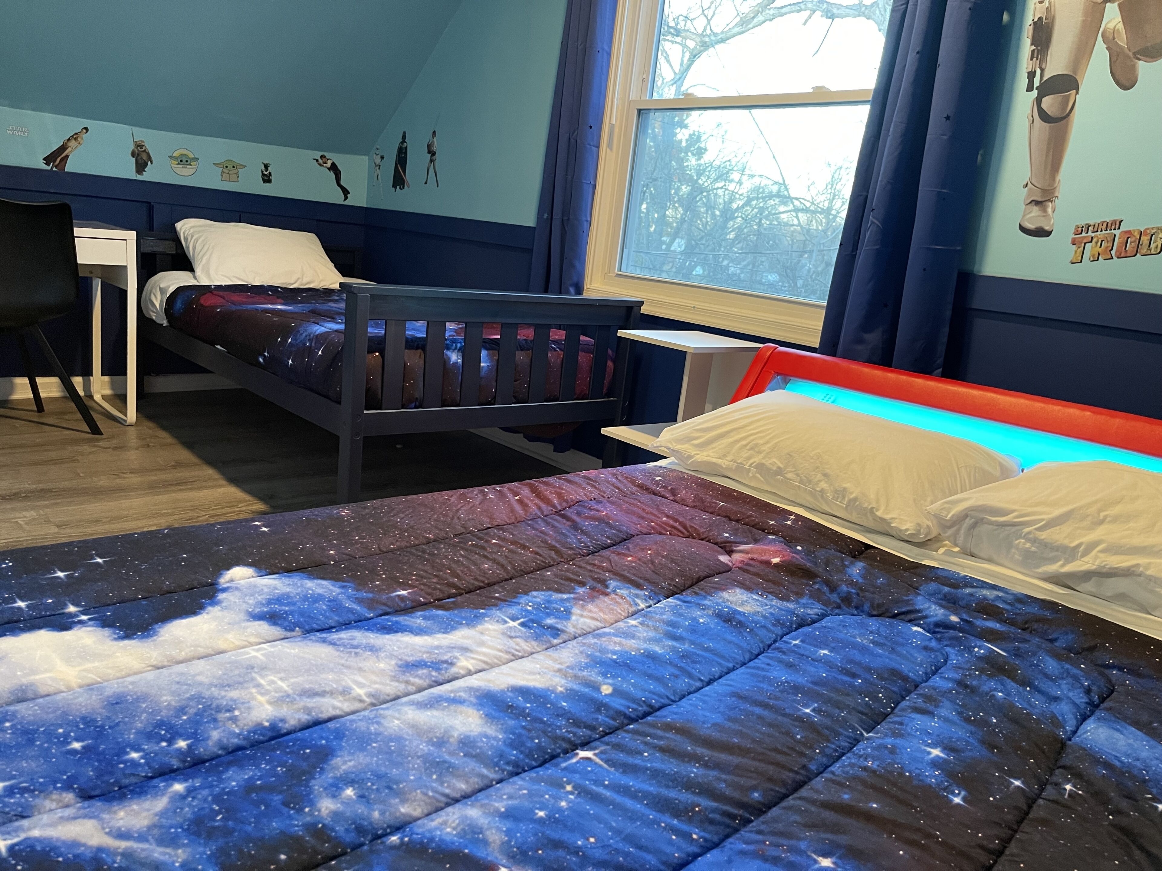 4 slaapkamers, een bureau, een strijkplank/strijkijzer, reisbedje