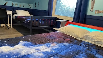 4 slaapkamers, een bureau, een strijkplank/strijkijzer, reisbedje