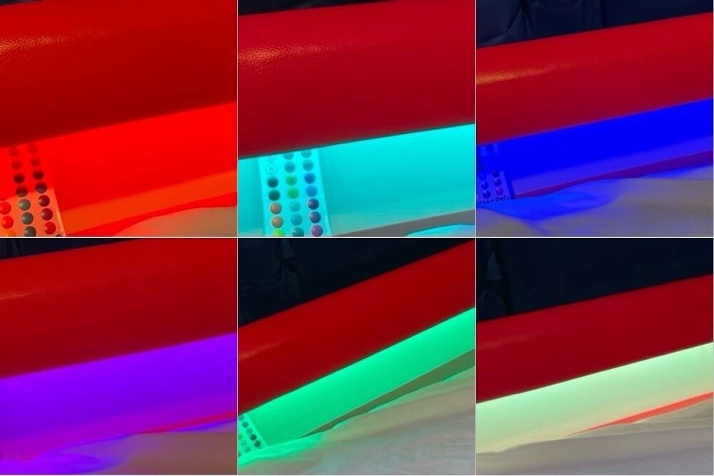 Nahaufnahme einer roten Oberfläche mit einer mehrfarbigen LED-Leiste.