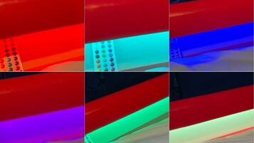 Nahaufnahme einer roten Oberfläche mit einer mehrfarbigen LED-Leiste.