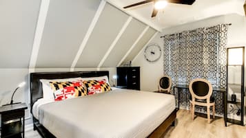 4 habitaciones, escritorio y tabla de planchar con plancha