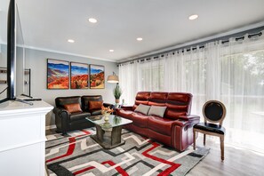 Smart TV, fireplace, video games - Walk to Metro Station Restaurant Shops 2K2Q1T 2Ba Single Family Home (Rockville)