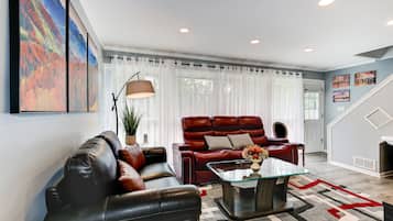 Een smart-tv, een open haard, videogames en boeken