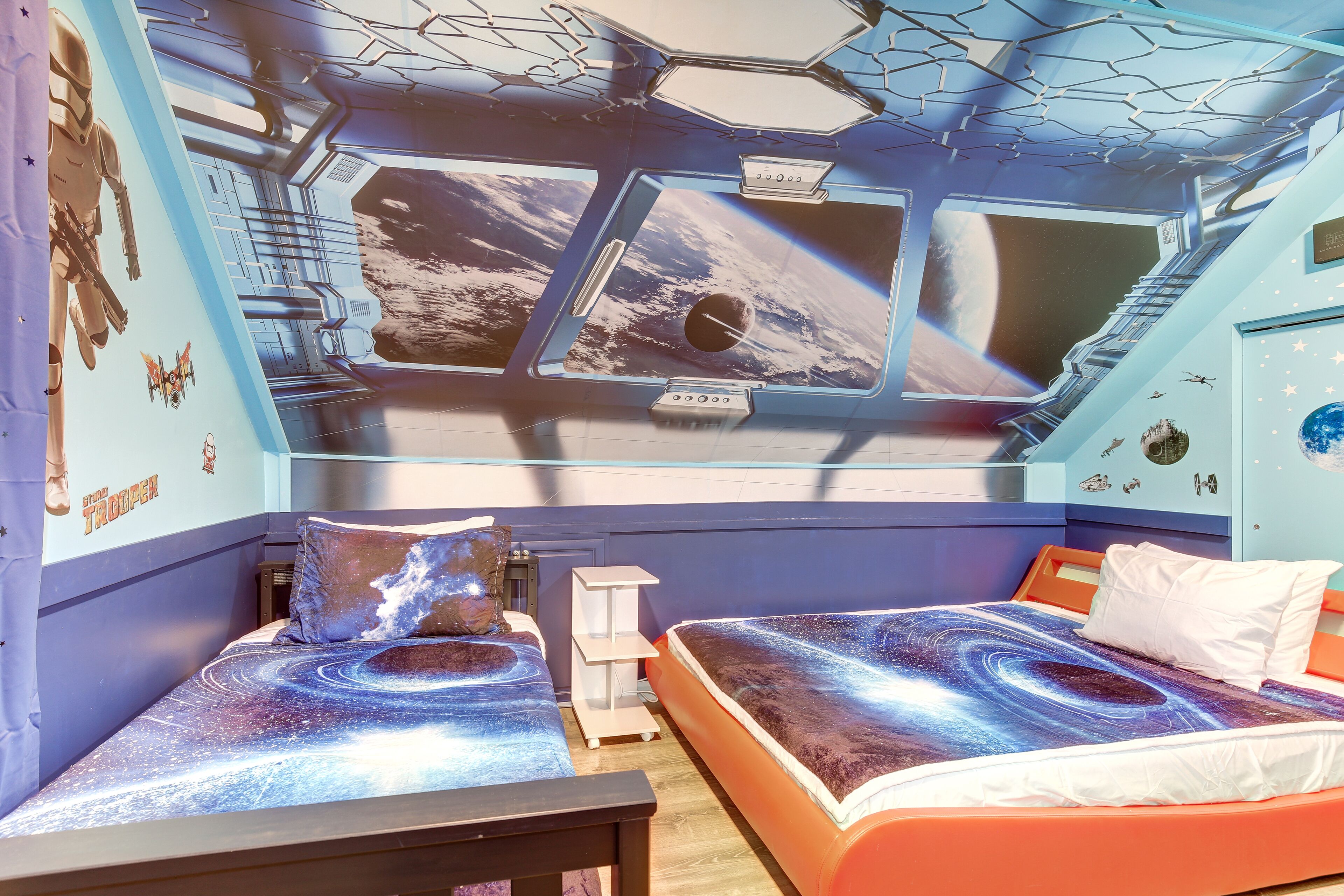 4 makuuhuonetta, vauvan matkasänky, vuodevaatteet