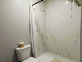 Ducha, artículos de tocador gratuitos, secador de pelo, toallas