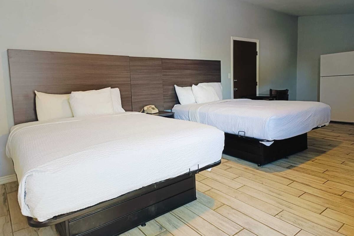 Habitación, 2 camas Queen size, para no fumadores | 1 habitación, tabla de planchar con plancha, wifi gratis y ropa de cama