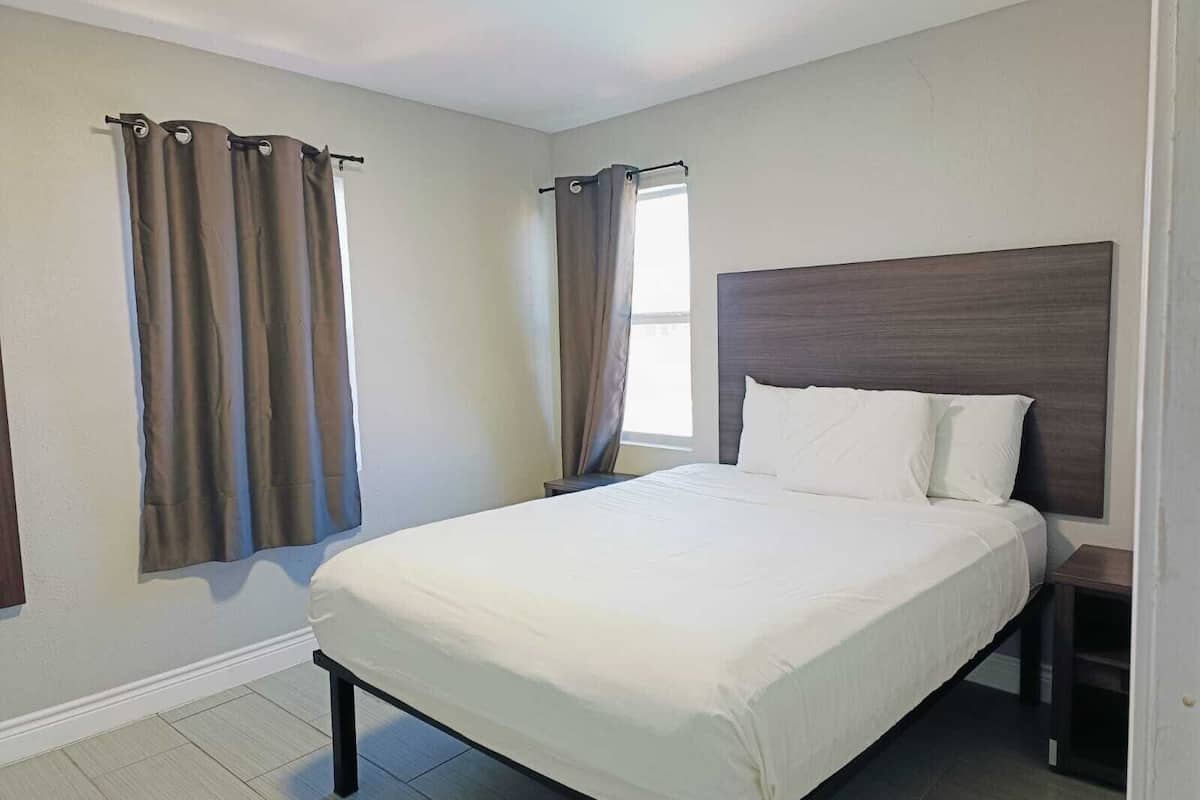 1 habitación, tabla de planchar con plancha, wifi gratis y ropa de cama
