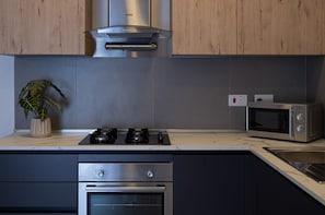 Frigorifero, microonde, forno, bollitore elettrico