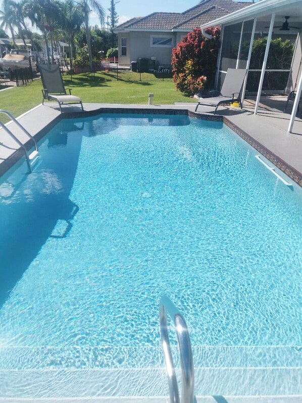 Alberca al aire libre y alberca climatizada