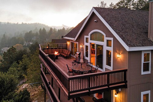 Hot Tub, Fire Pit, Game Room, Amazing Deck Views Sky Canyon Lodge by Avantstay