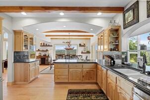 Casa (4 Bedrooms) | Cocina privada | Frigorífico, microondas, horno y placa de cocina