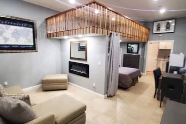 Una Smart TV, una chimenea