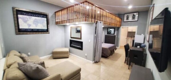 Smart TV y chimenea 