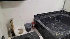 Shower, towels, soap, toilet paper - Vacation House for The Whole Family! (Lauderhill)