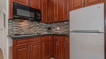 Jääkaappi, mikroaaltouuni, keittoastiat/astiat/ruokailuvälineet