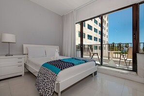 アイロン / アイロン台、WiFi (無料)、ベッドシーツ