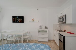 Réfrigérateur, micro-ondes, batterie de cuisine, vaisselle et ustensiles