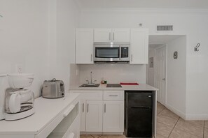 冷蔵庫、電子レンジ、調理器具と食器