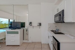 Kylskåp, mikrovågsugn och grytor/köksredskap