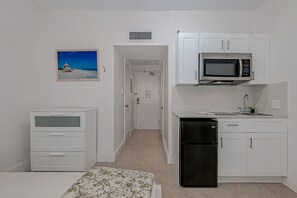 Fridge, microwave, cookware/dishes/utensils - Unit on the 8th floor (Miami)