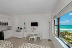 Fridge, microwave, cookware/dishes/utensils - Unit on the 8th floor (Miami)