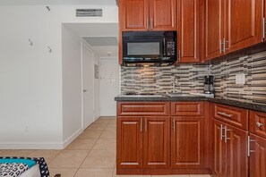 Fridge, microwave, cookware/dishes/utensils - 4th floor unit with big ref (Miami)