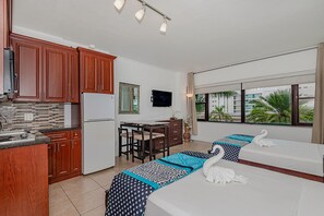 Fridge, microwave, cookware/dishes/utensils - 4th floor unit with big ref (Miami)