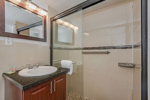 Hair dryer, towels - 4th floor unit with big ref (Miami)