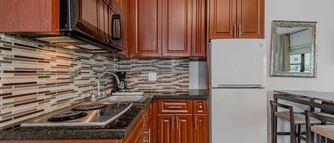 Refrigerador, microondas y utensilios de cocina