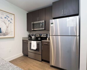 Batterie de cuisine, vaisselle et ustensiles