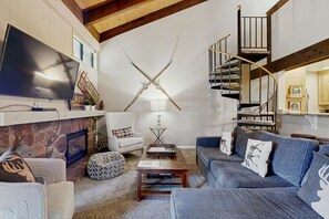 TV, fireplace, DVD player - Dreamy mountain basecamp at Lakeland Village with amazing amenities (South Lake Tahoe)