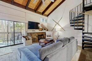 TV, fireplace, DVD player - Dreamy mountain basecamp at Lakeland Village with amazing amenities (South Lake Tahoe)