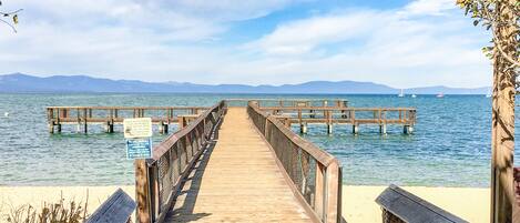 Una spiaggia nelle vicinanze