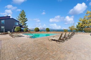 A heated pool - Come for the lake and stay for the pools, hot tubs, sauna & fireplace (South Lake Tahoe)