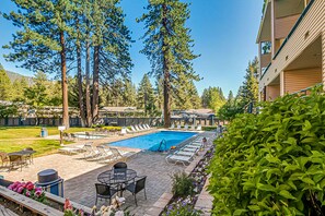 A heated pool - An all-season getaway near Heavenly with private beach access & a lakefront pool (South Lake Tahoe)