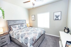 3 dormitorios, escritorio, tabla de planchar con plancha y cuna de viaje