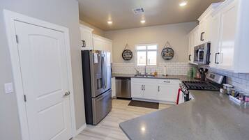 Réfrigérateur, micro-ondes, four, plaque de cuisson