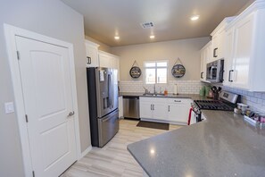 Kjøleskap, mikrobølgeovn, ovn og kokeplater