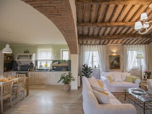 Fernseher, Kamin, DVD-Player