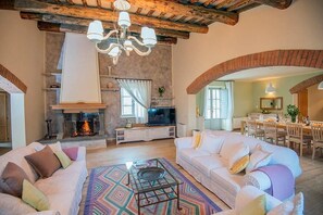 Una televisión, una chimenea, un reproductor de DVD