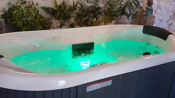 Indoor spa tub
