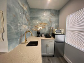 Mini-fridge, microwave, cookware/dishes/utensils - Bella Breeze (Sanford)